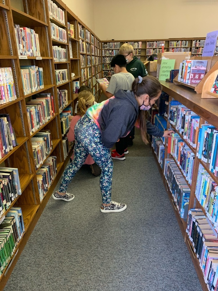children looking for books 