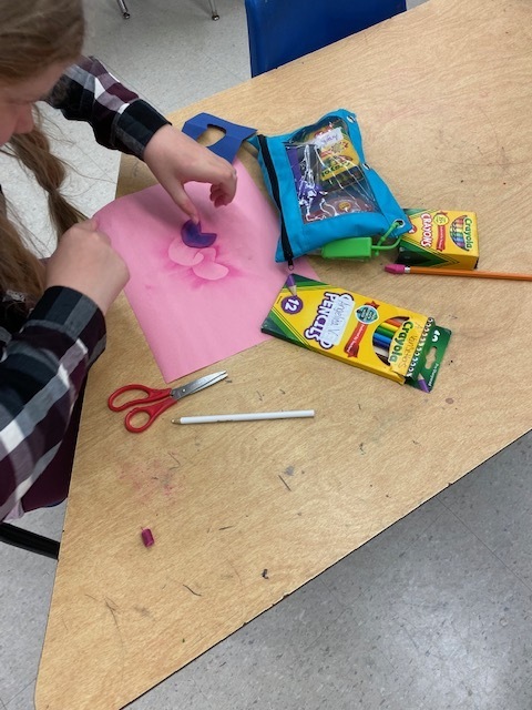 student creating art