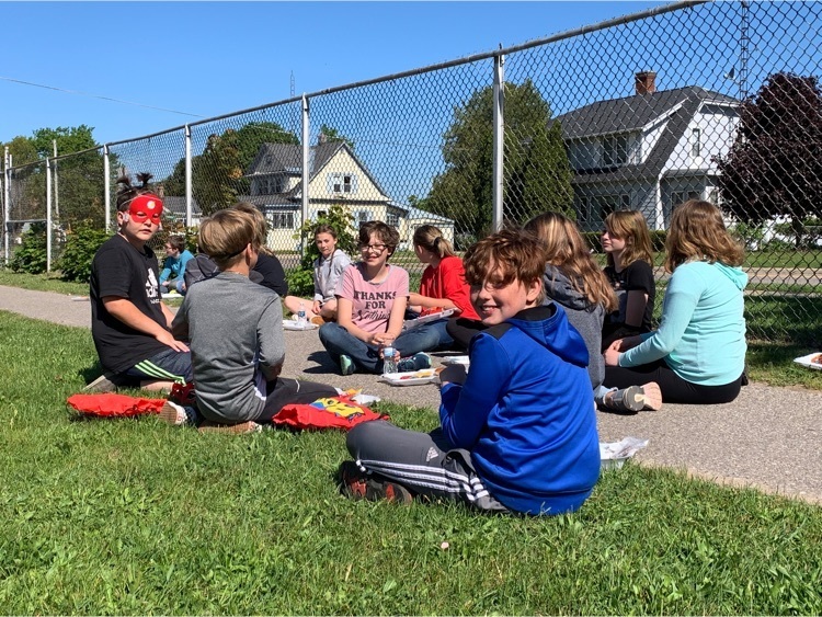 students eating a picnic lunch